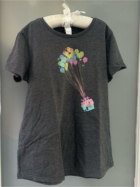 Disney Pixar’s “Up” District Kids Charcoal Tee w Colorful Balloon House